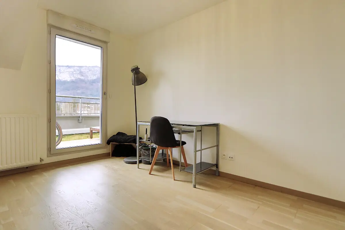 Chambre avec accès à. la terrasse d’un appartement à vendre au dernier étage à Bonneville