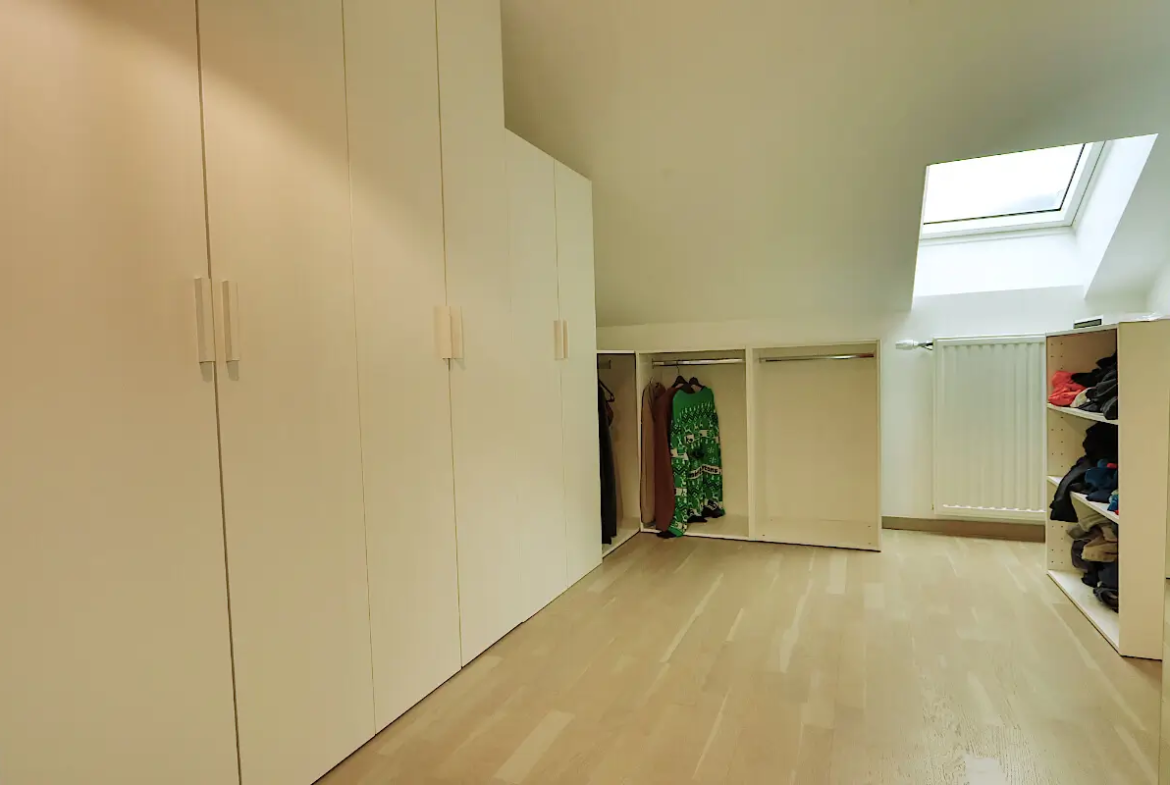 Espace dressing de la chambre parentale d’un appartement à vendre à Bonneville