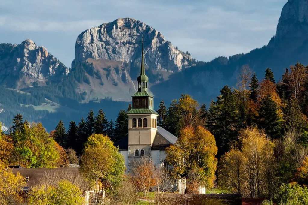 Estimation immobilière à Fillière 74370 – village avec clocher et massif alpin en Haute-Savoie