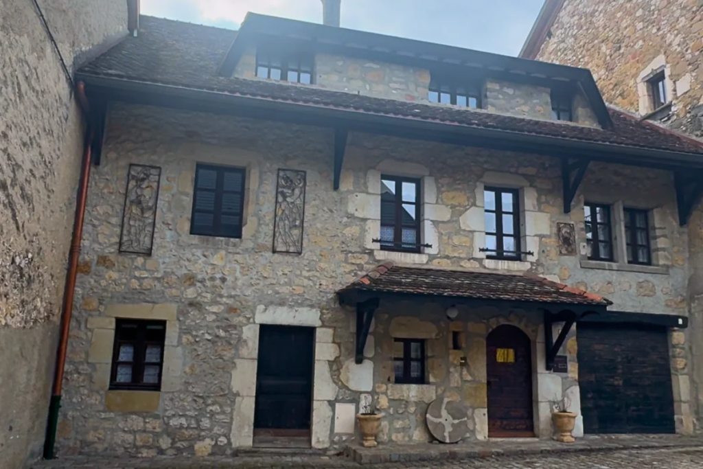 Estimation immobiliere a Cruseilles en Haute-Savoie - vieille maison medievale en pierre