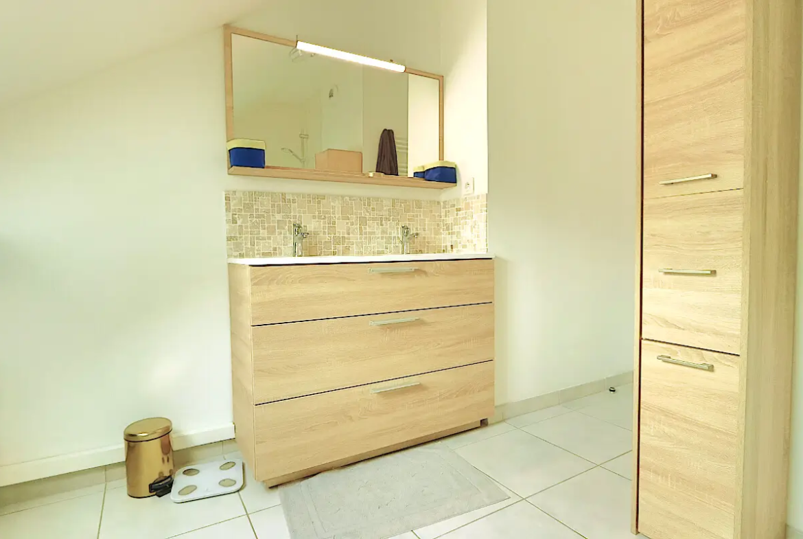 Salle de bain d’un appartement T4 de 79,89 m² à vendre au dernier étage à Bonneville