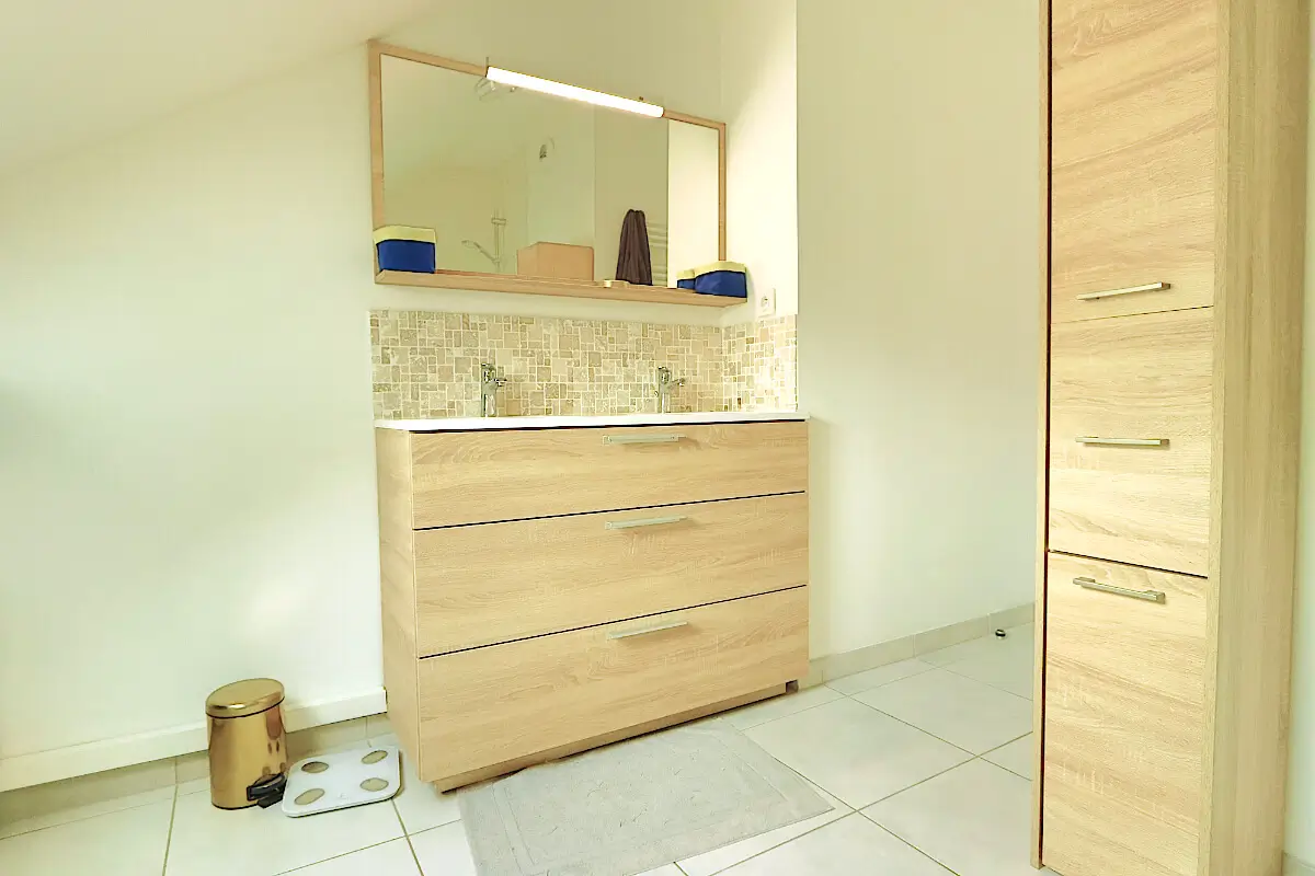 Salle de bain d’un appartement T4 de 79,89 m² à vendre au dernier étage à Bonneville