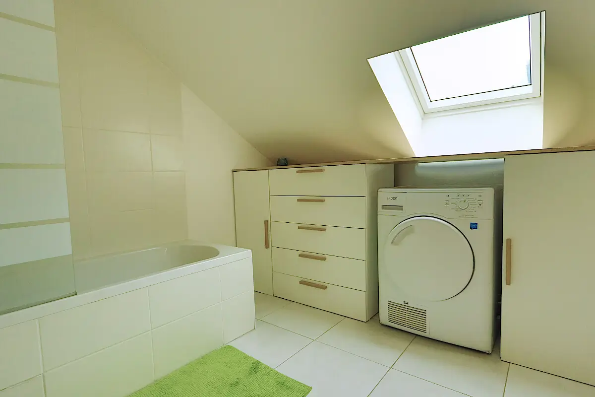 Espace salle de bains d’un appartement à vendre de 79,89 m² au dernier étage à Bonneville