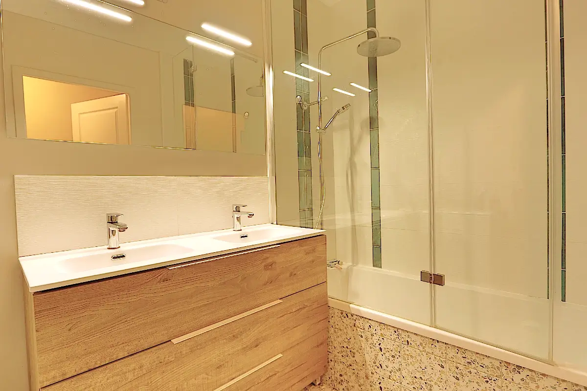 Salle de bains d’un appartement à vendre de 82 m² à Villy-le-Pelloux