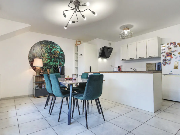 Séjour lumineux d’un appartement T4 de 79,89 m² à vendre au dernier étage à Bonneville