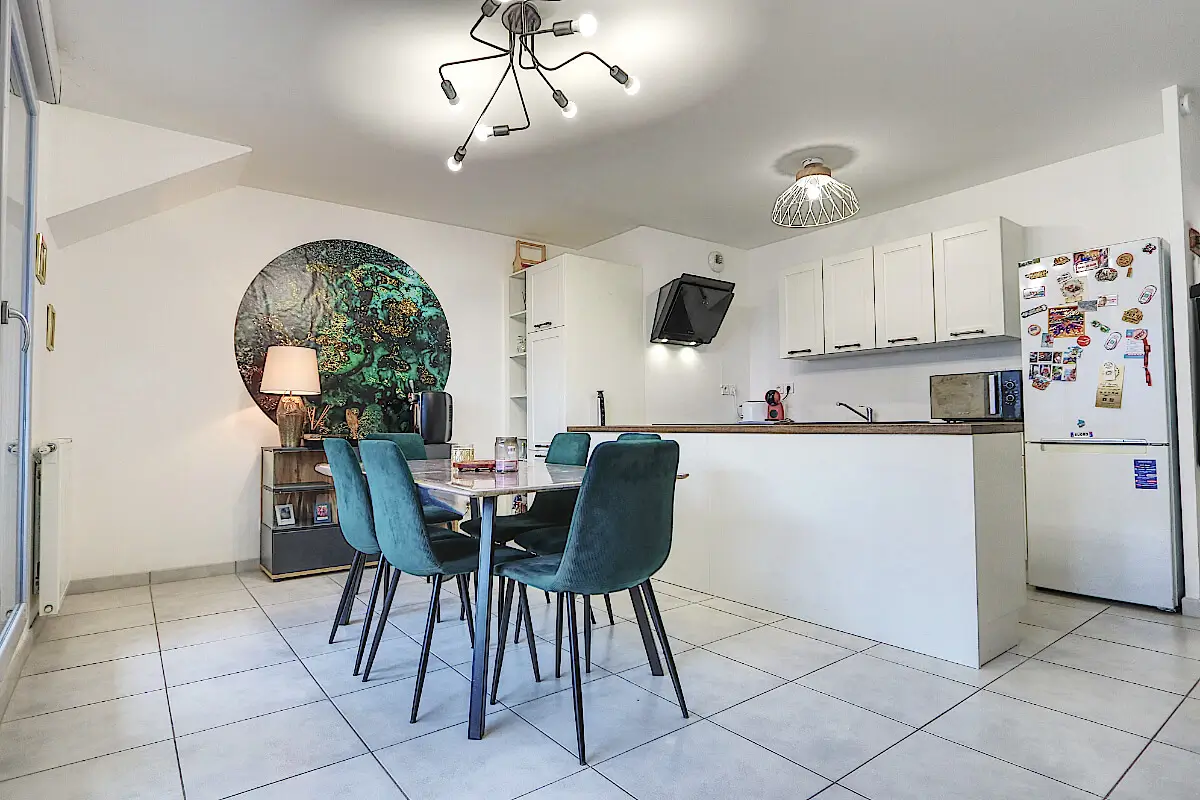 Séjour lumineux d’un appartement T4 de 79,89 m² à vendre au dernier étage à Bonneville