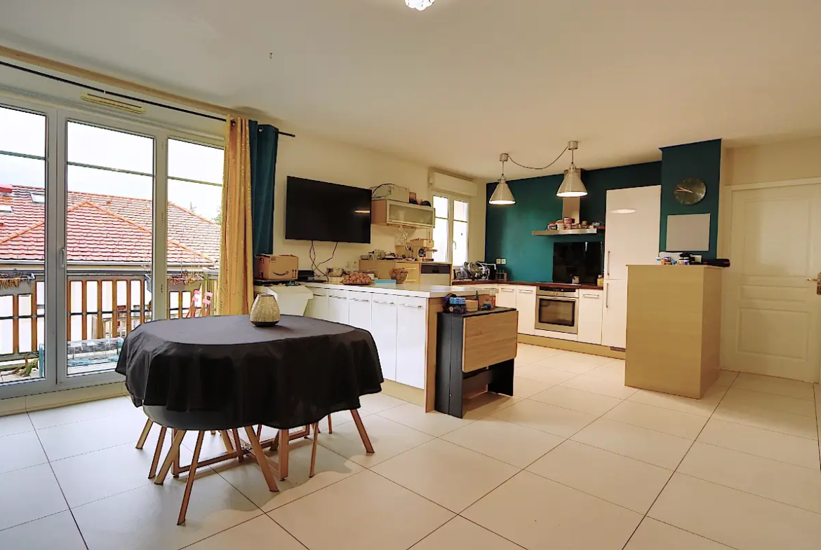 Séjour lumineux d’un appartement T4 de 82 m² situé au dernier étage à Villy-le-Pelloux