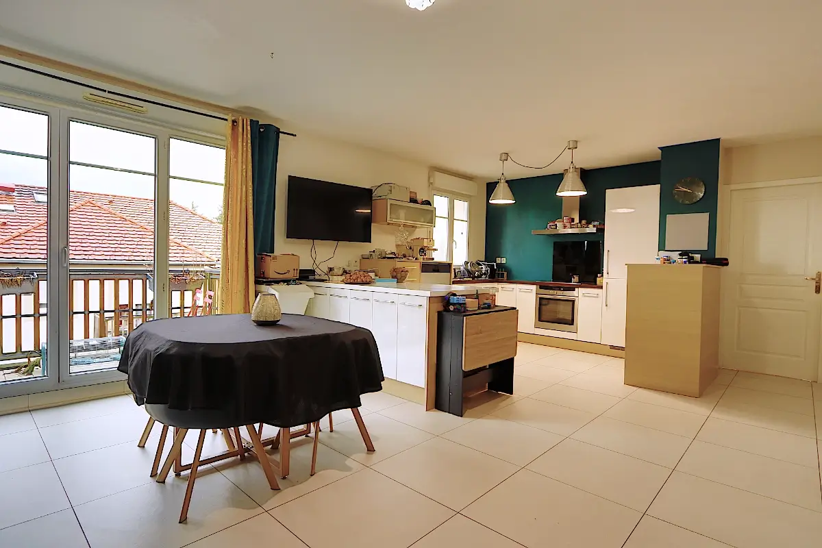 Séjour lumineux d’un appartement T4 de 82 m² situé au dernier étage à Villy-le-Pelloux