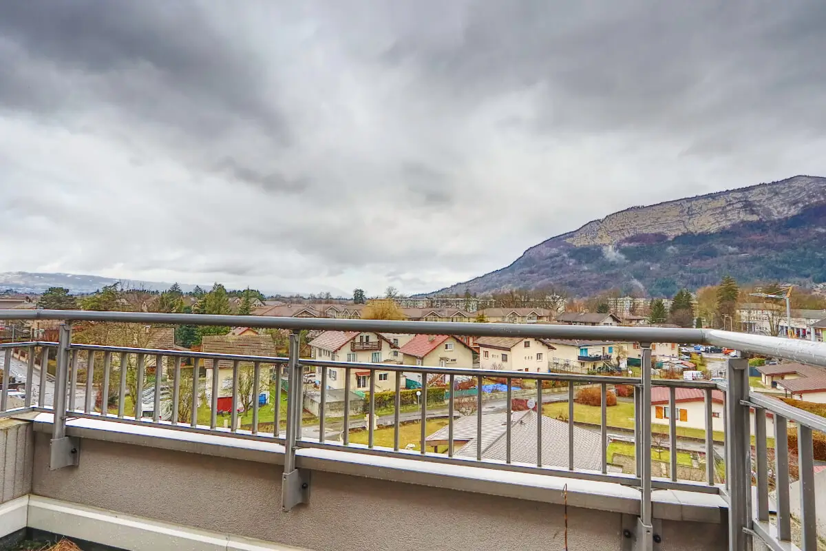 Terrasse avec vue dégagée d’un appartement à vendre au dernier étage à Bonneville