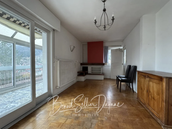 Séjour à rénover avec accès véranda dans studio Bonneville dernier étage vue montagnes