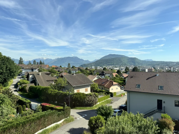 Vue d'une rue résidentielle à Annecy avec vue sur les Alpes, illustrant le marché immobilier en Haute-Savoie en 2026 et notamment si il faut acheter maintenant ou attendre