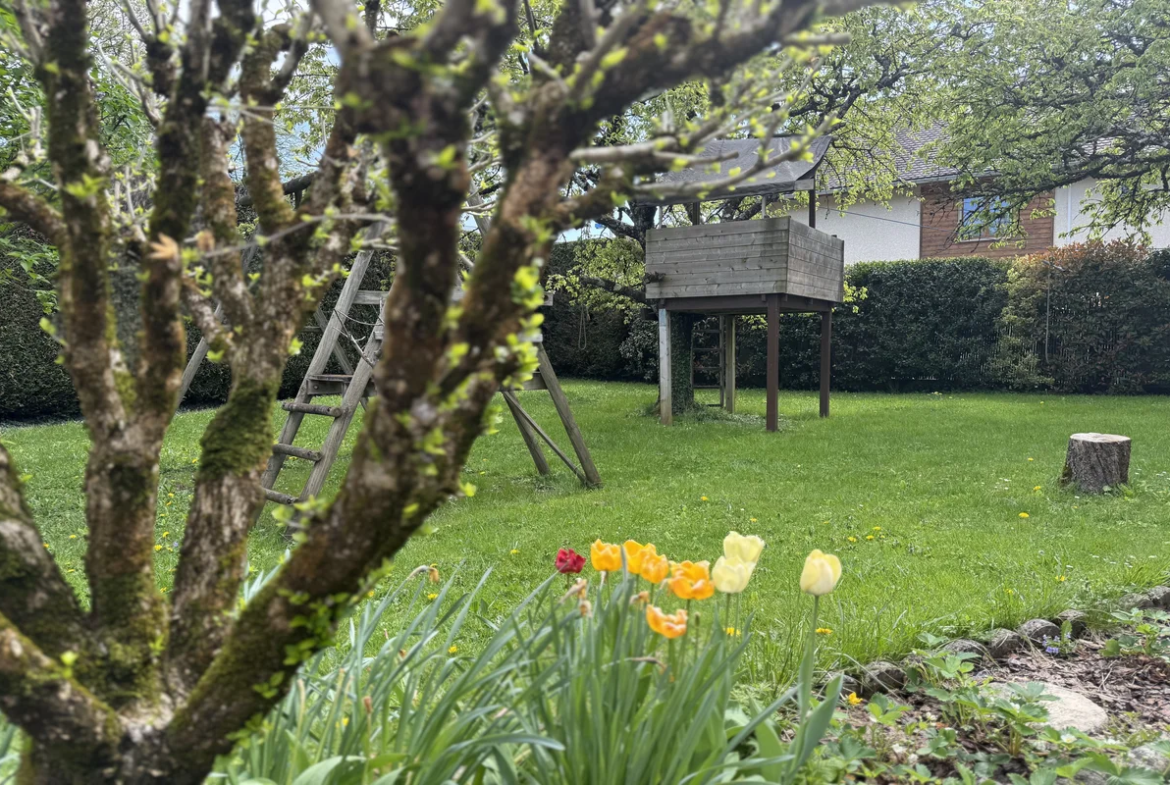 Maison 5 chambres à Annecy-le-Vieux avec grand jardin arboré et cabane en bois