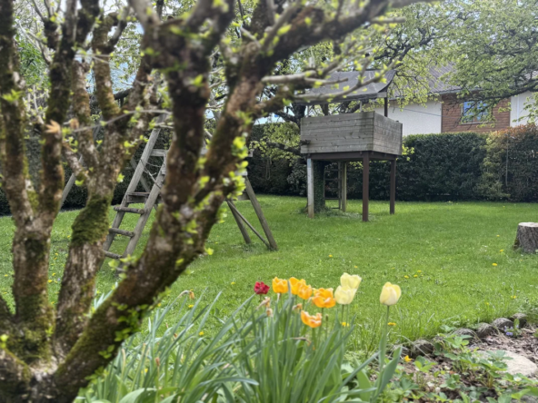 Maison 5 chambres à Annecy-le-Vieux avec grand jardin arboré et cabane en bois
