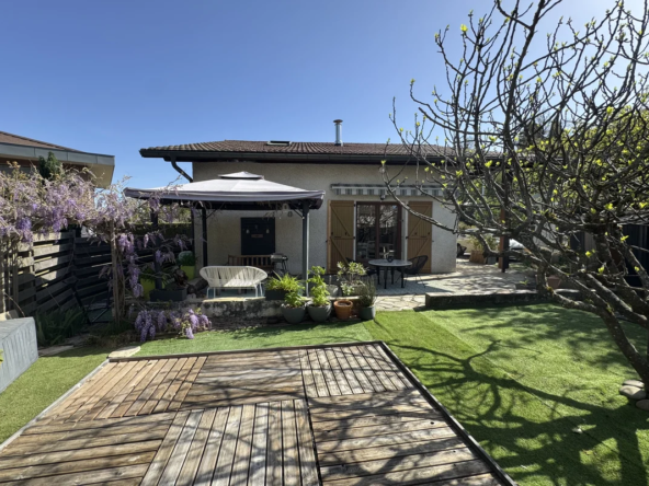 Maison familiale à Annecy-le-Vieux avec terrasse et jardin arboré