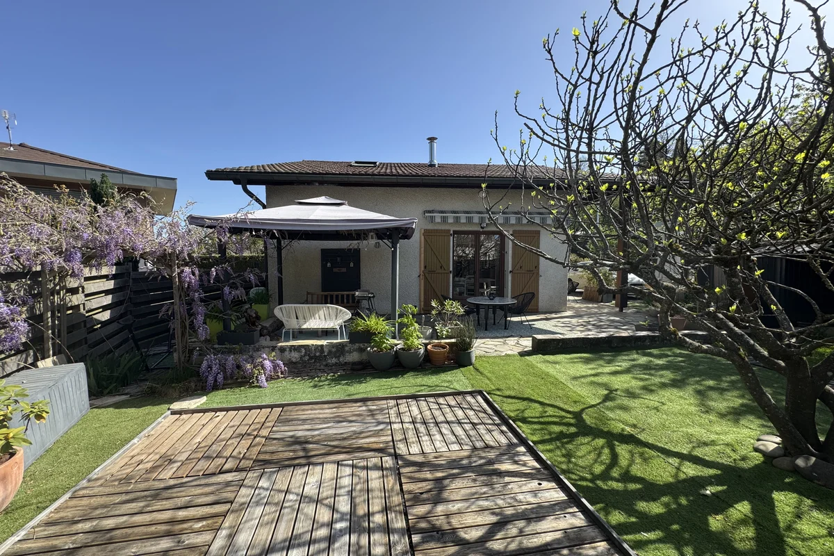 Maison familiale à Annecy-le-Vieux avec terrasse et jardin arboré