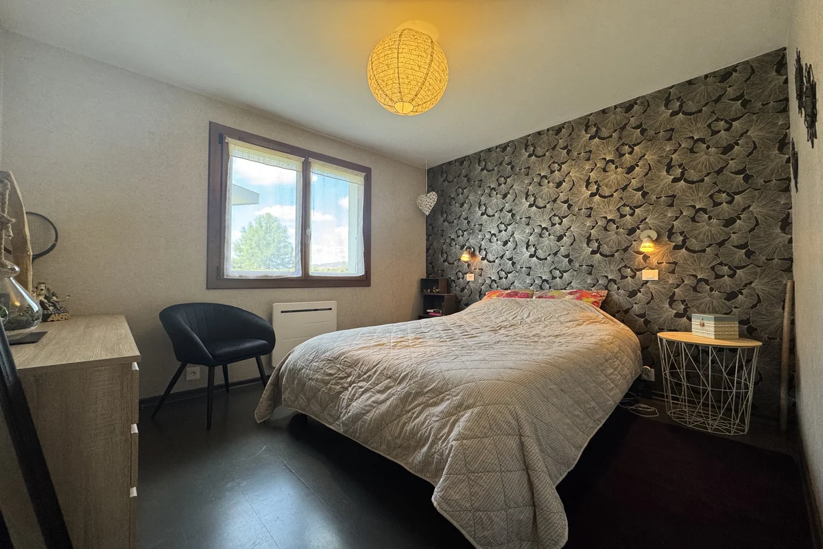 Chambre confortable avec fenêtre dans une maison 5 chambres à Annecy-le-Vieux