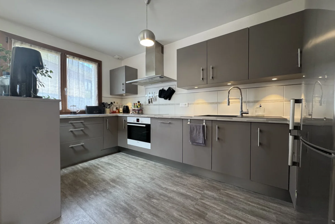 Cuisine aménagée et équipée dans une maison familiale à Annecy-le-Vieux
