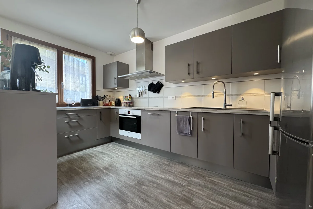 Cuisine aménagée et équipée dans une maison familiale à Annecy-le-Vieux