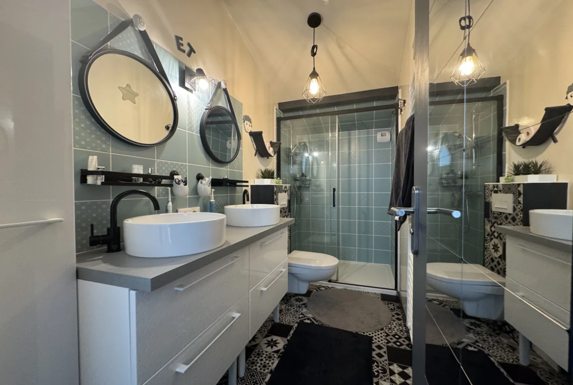 Salle d eau avec double vasque et douche dans une maison à Annecy-le-Vieux