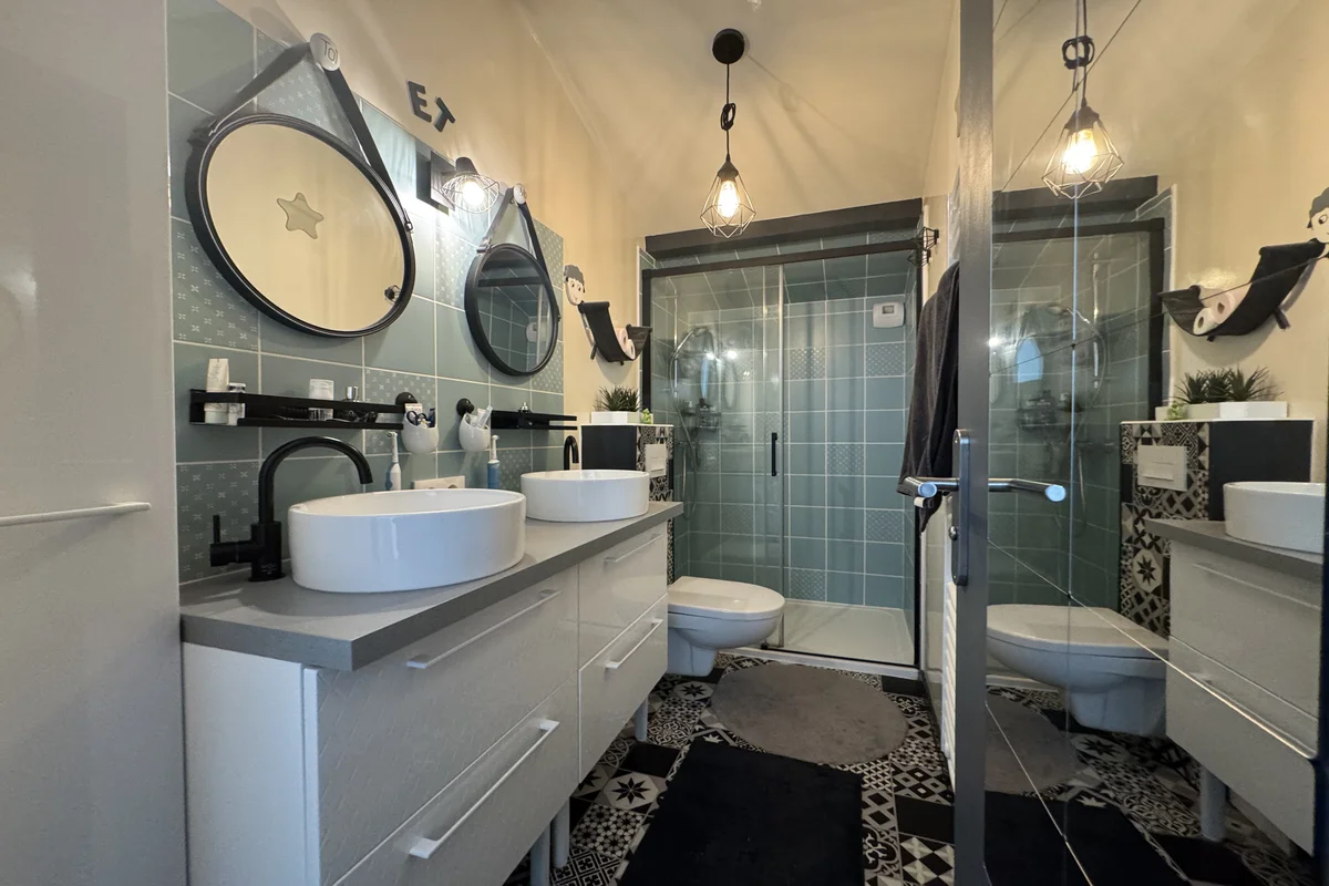Salle d eau avec double vasque et douche dans une maison à Annecy-le-Vieux