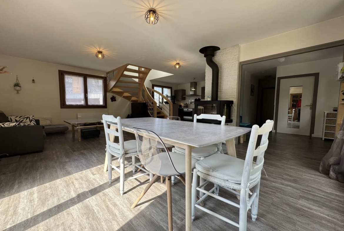 Séjour salle à manger lumineux avec poêle dans une maison à Annecy-le-Vieux