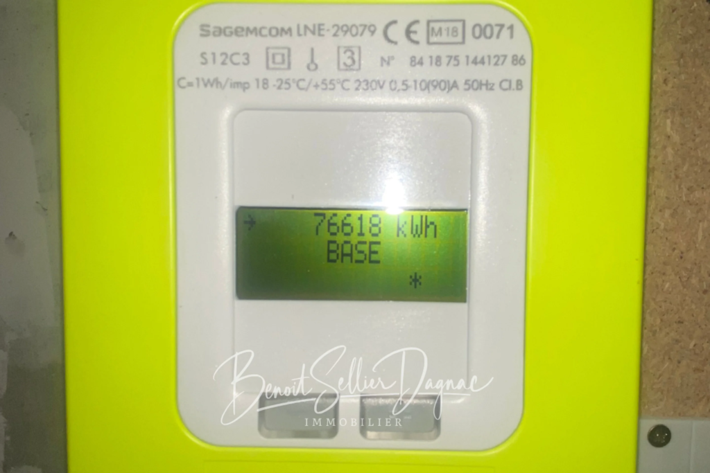 Compteur électrique affichant 76 618 kWh, relevé de consommation comme preuve d'occupation effective pour l'exonération de plus-value résidence principale