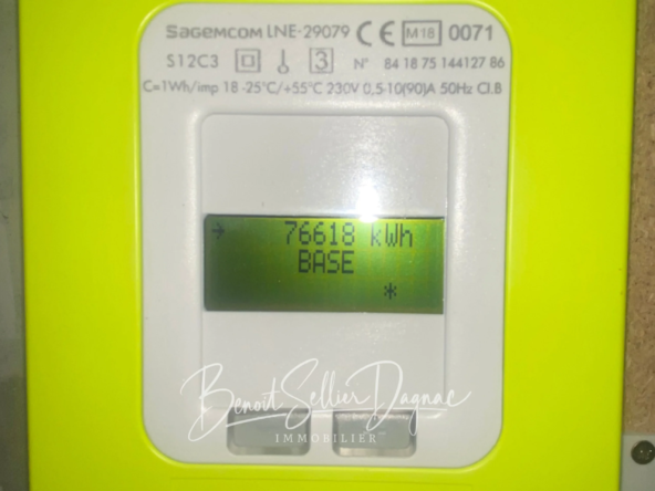 Compteur électrique affichant 76 618 kWh, relevé de consommation comme preuve d'occupation effective pour l'exonération de plus-value résidence principale