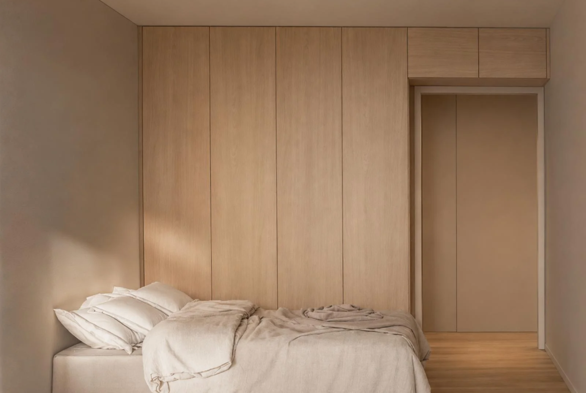Chambre avec rangements intégrés dans un appartement T4 rénové à Annecy-le-Vieux