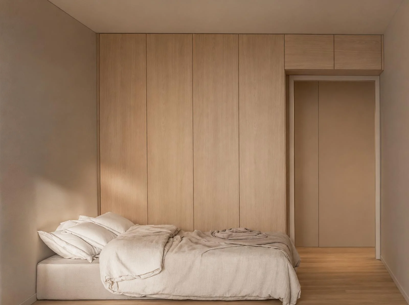 Chambre avec rangements intégrés dans un appartement T4 rénové à Annecy-le-Vieux