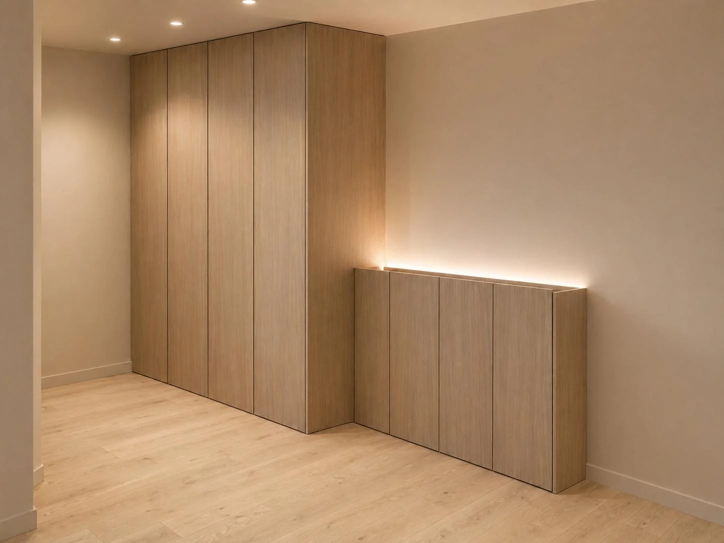Rangements sur mesure en bois clair dans un appartement T4 rénové à Annecy-le-Vieux