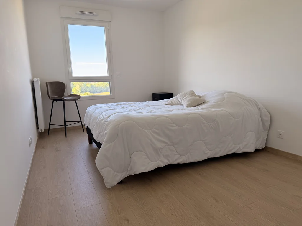 Chambre lumineuse avec vue dégagée dans un appartement T3 à Cuvat