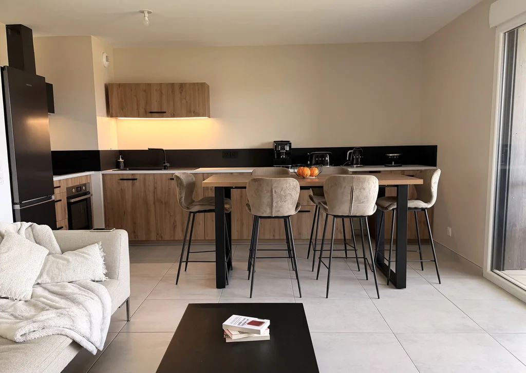Cuisine équipée avec espace repas dans un appartement récent à Cuvat 74350