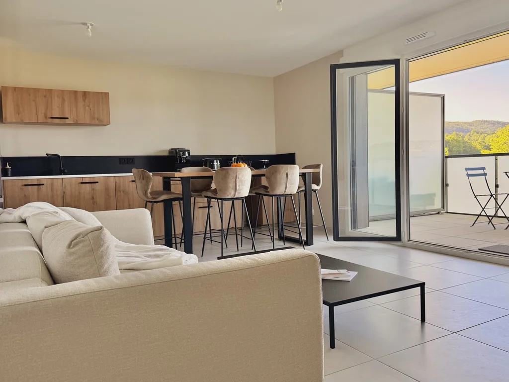 Séjour lumineux avec cuisine ouverte dans un appartement T3 à Cuvat proche Annecy et Genève
