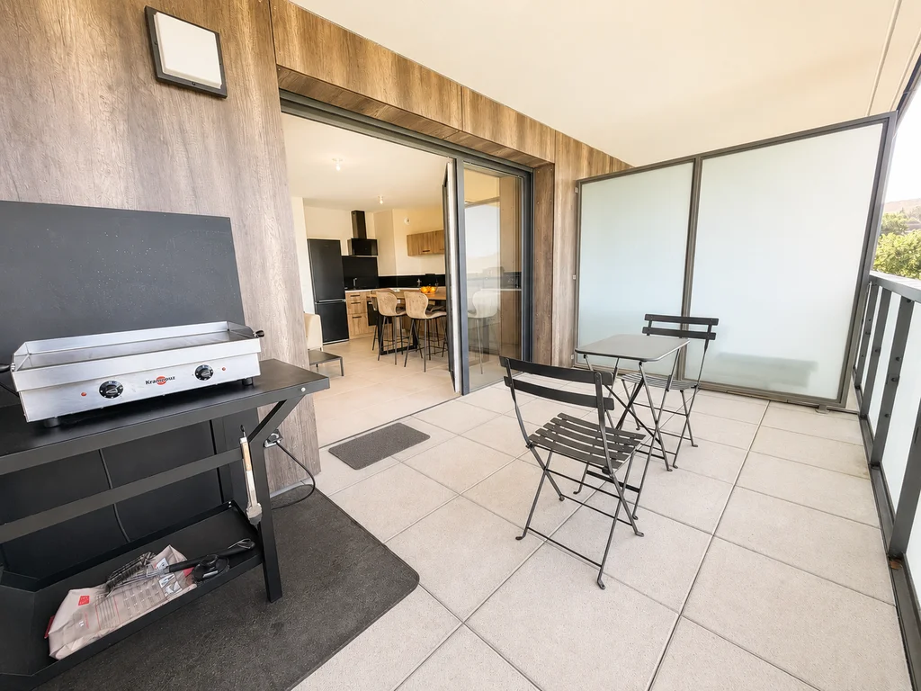 Terrasse couverte avec espace repas dans un appartement T3 à Cuvat