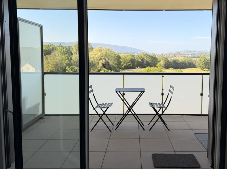 Vue dégagée sur la campagne depuis un appartement à Cuvat en Haute-Savoie