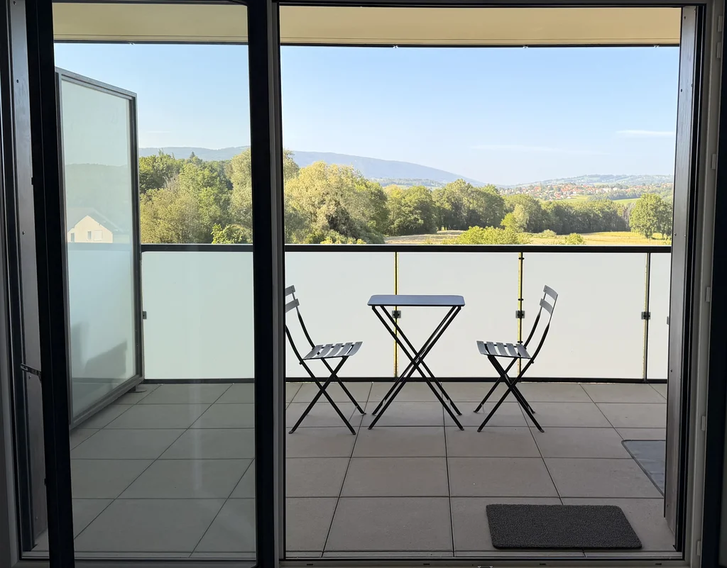 Vue dégagée sur la campagne depuis un appartement à Cuvat en Haute-Savoie