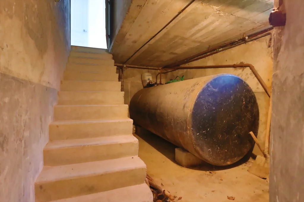 Escalier d’accès au sous-sol et local technique avec cuve à fioul