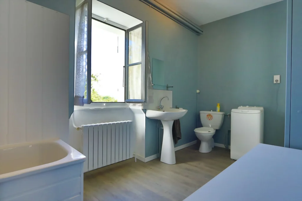 Salle de bains de 8 m² à rénover, avec baignoire et rangements