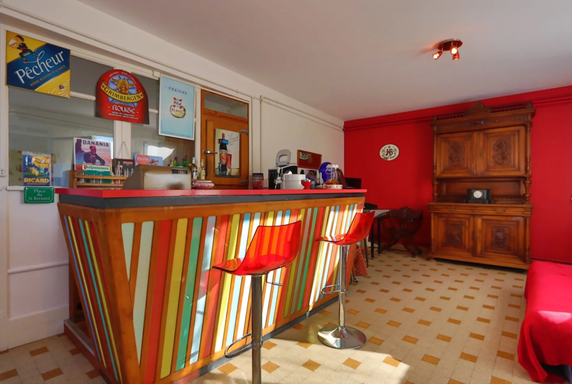 Coin bar du séjour d’une maison à rénover à Mésigny